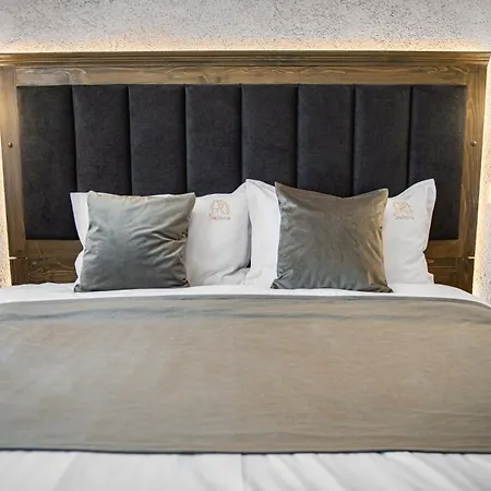 Selora Hotel *